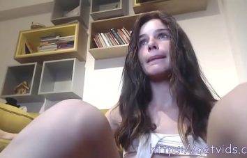 Novinha da xana peluda se masturbando na webcam